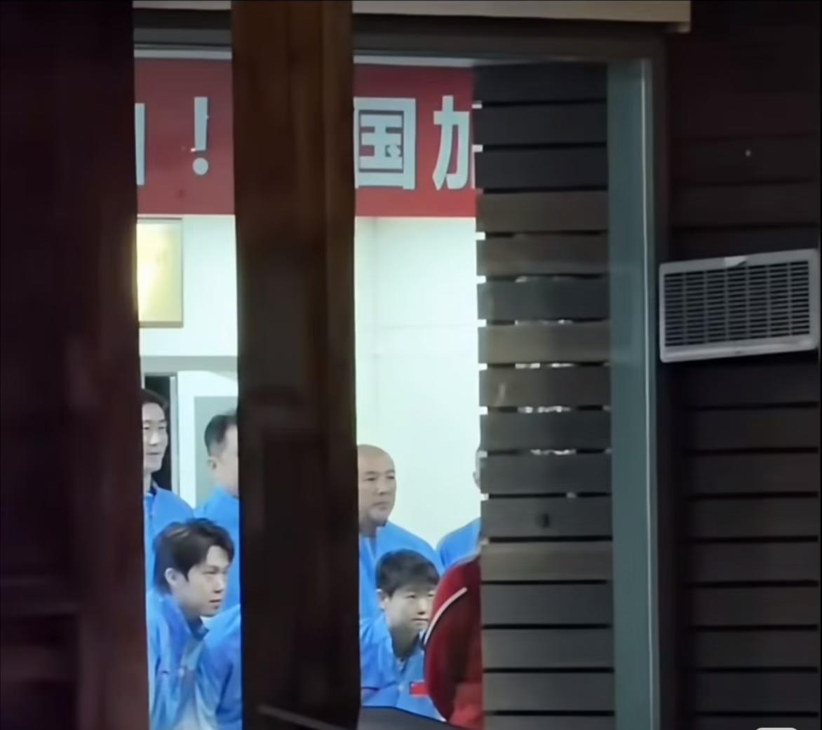那个国乒出发大合照的拍拍摄花絮，我们就在看到哥姐中哥姐中间好像夹了一个人，这次