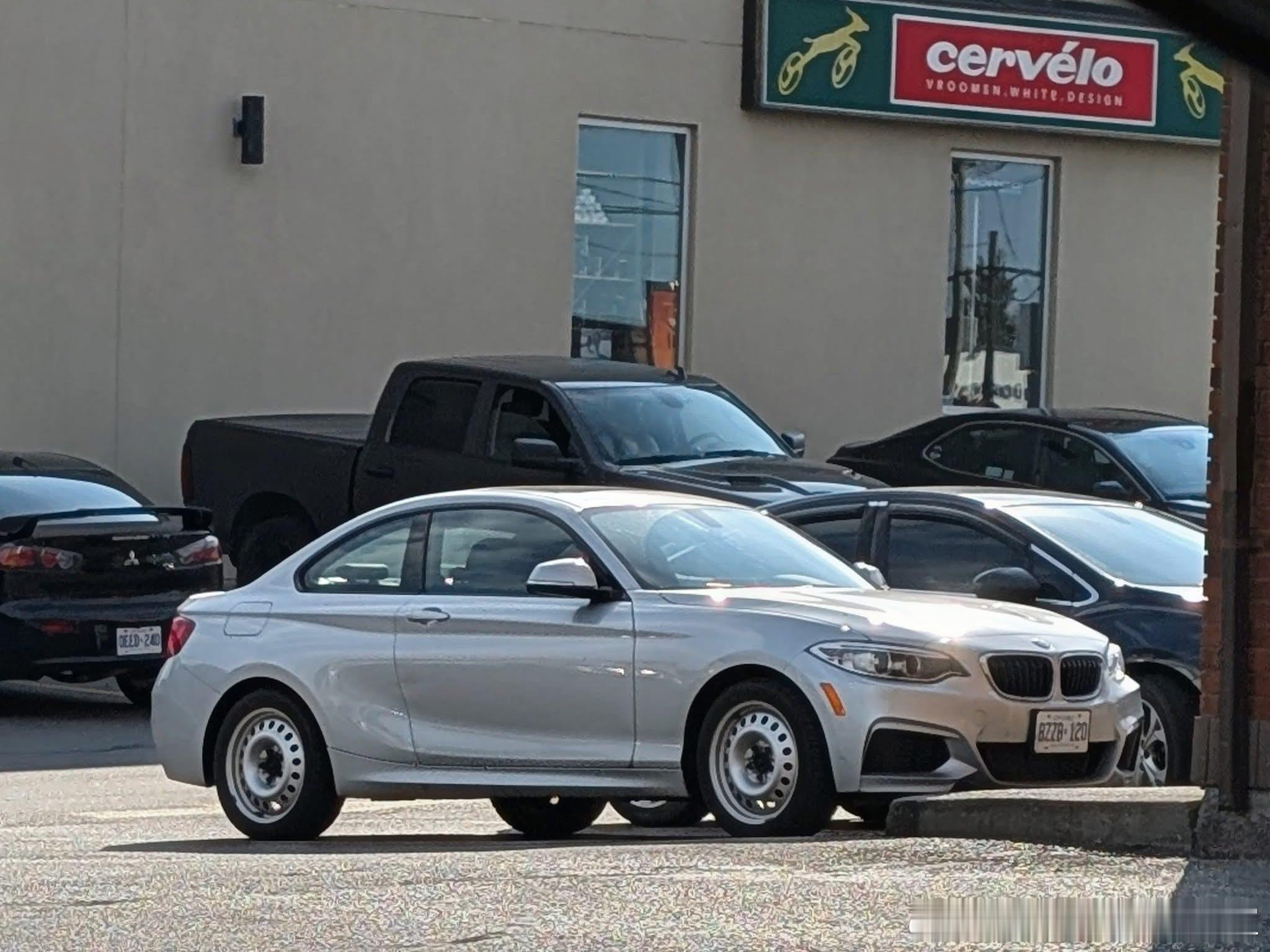 你们一天都说换大轮毂，你看BMW配上铁轮毂还不是挺好看的。​​​