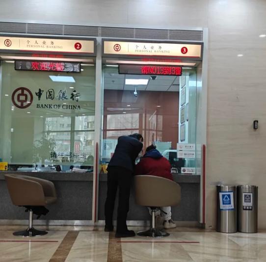 很多人觉得，手里攒够30万放进银行吃利息，这辈子就稳了。但现实很残酷：靠单一存钱