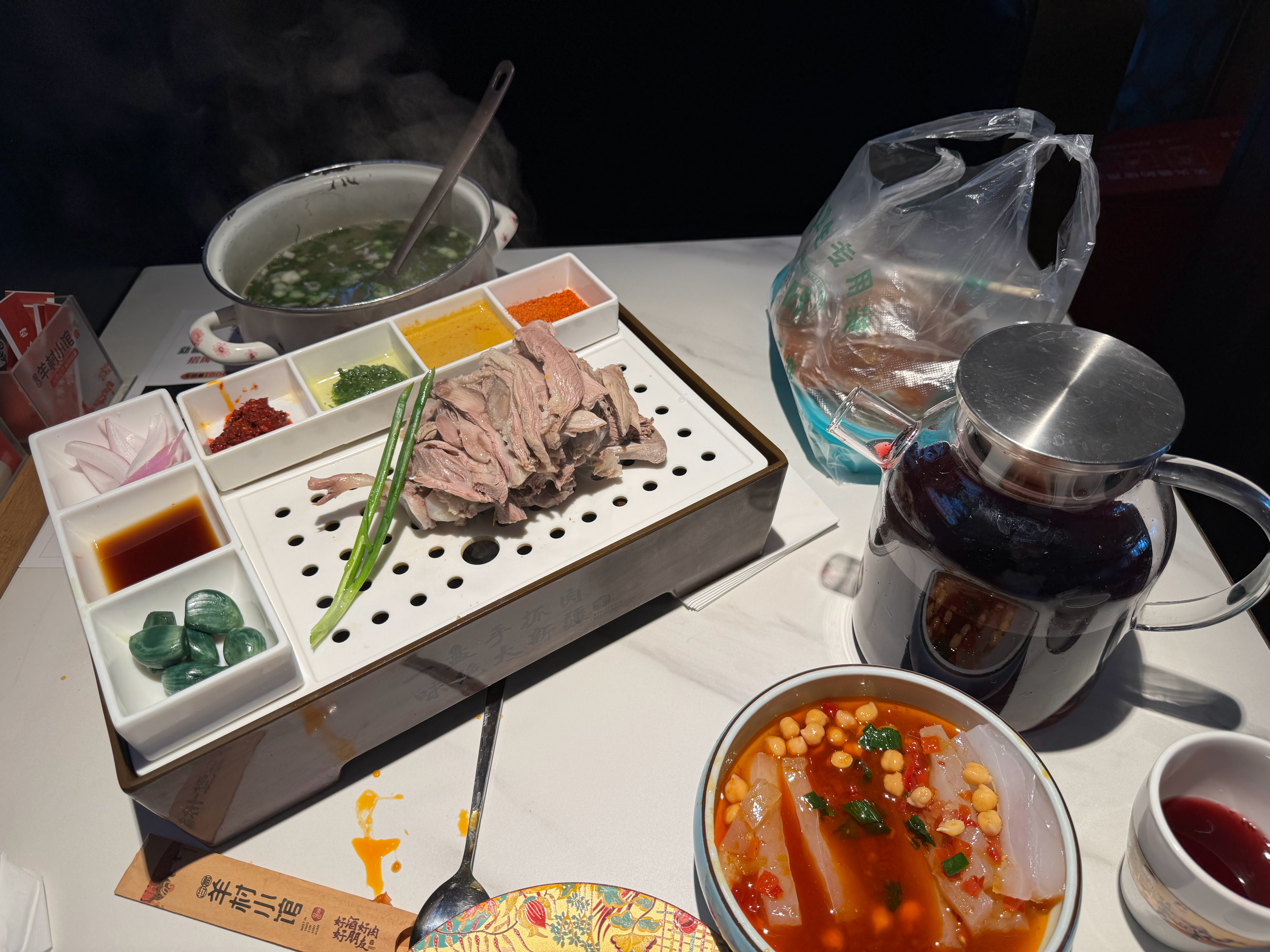 我的妈呀！一斤手抓羊肉，一锅羊汤，一壶花果茶，一份凉粉，两份黄面，103块！！！