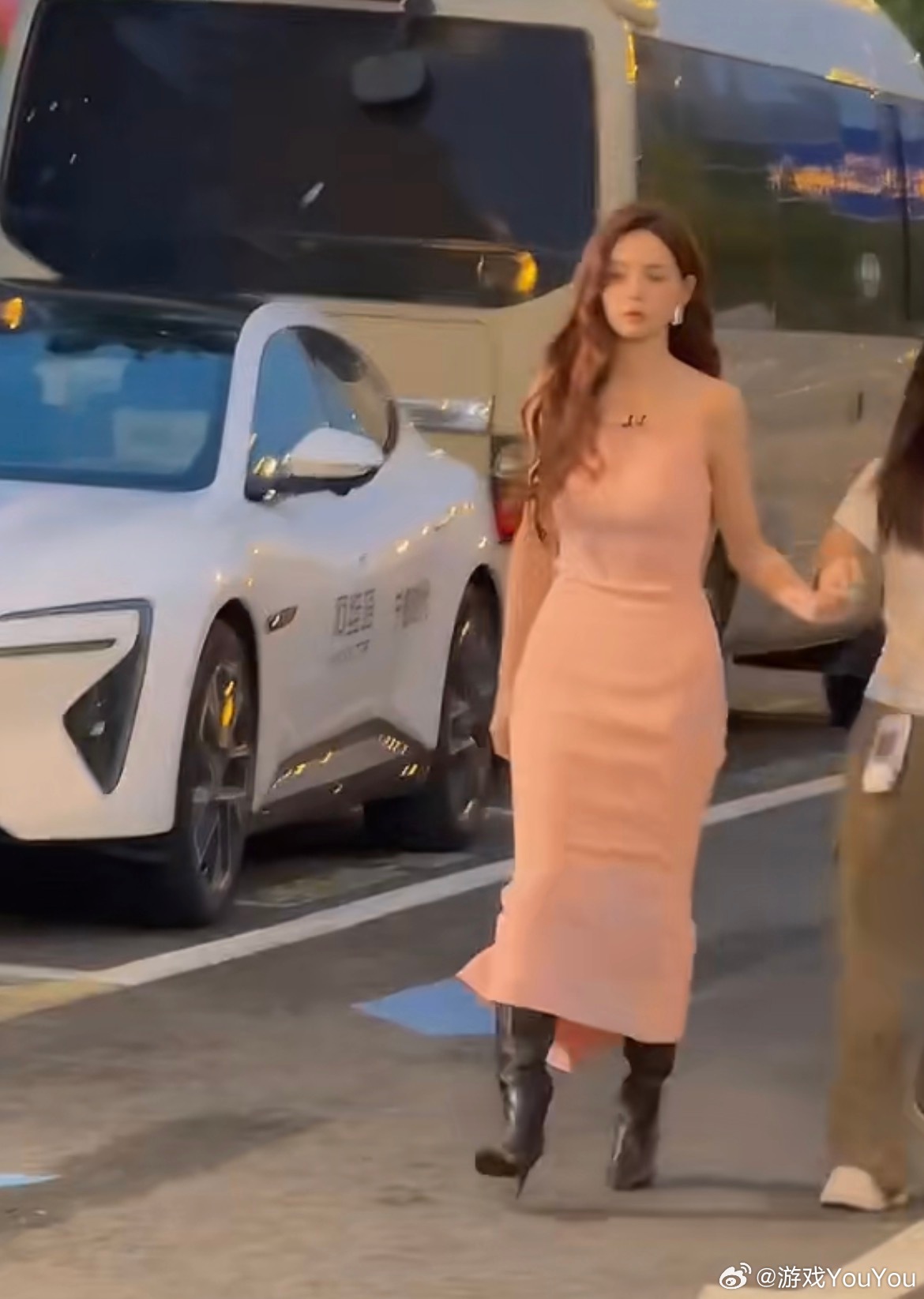 沈梦辰漂亮裙子配丑鞋这双丑鞋子哪里找来的，直接把沈梦辰的比例给整怪怪的不协调了，