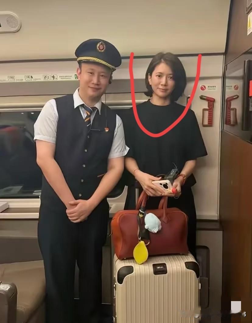 高铁上居然偶遇了女神，她皮肤没有那么白，脸上有细纹，但脸部一点都没垮，一点都不显