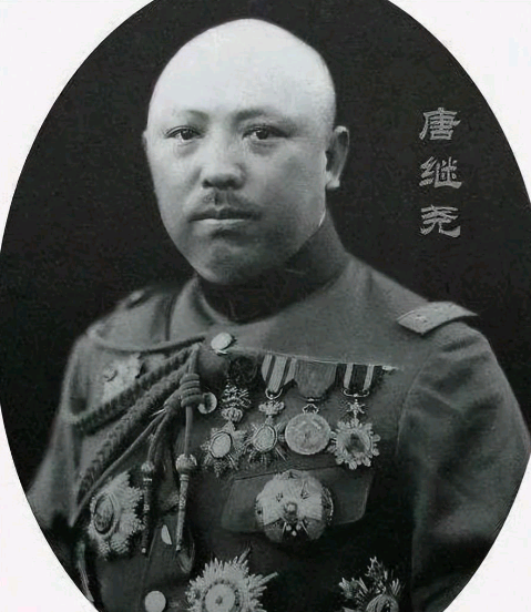 1918年，唐继尧看上了好友的貌美的妻子，为了得到她，唐继尧派人暗杀好友，没想到