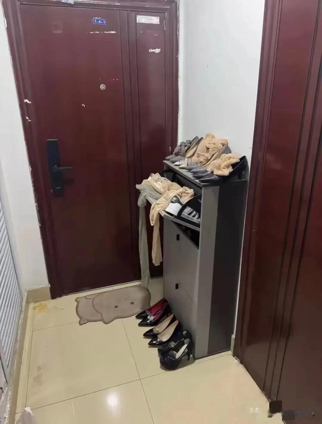 女邻居总是把高跟鞋，丝袜啥的放楼道，离我家门很近，我该怎么办？邻居女阿姨楼道