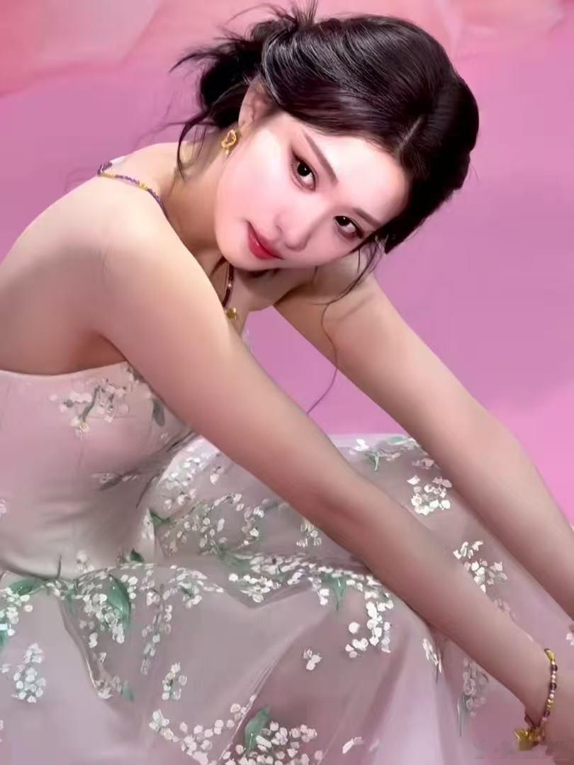王楚然托腮比心甜度超标氛围感绝美穿搭来袭，裙摆灵动飘逸，温柔神态温柔又治愈王楚然