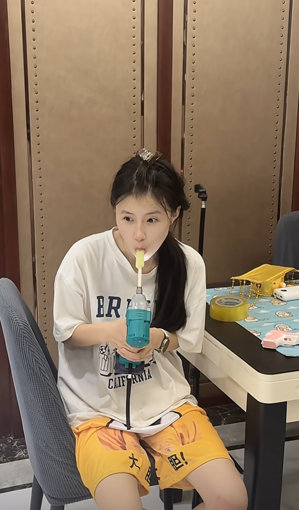 救命!到底是谁教的这样吃冰棍