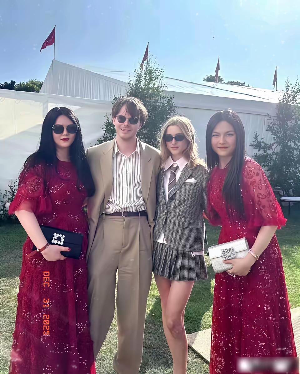 笑到捶桌！16岁的王诗龄跟50岁的李湘穿同款衣服，那画面简直没眼看！好好一个花季