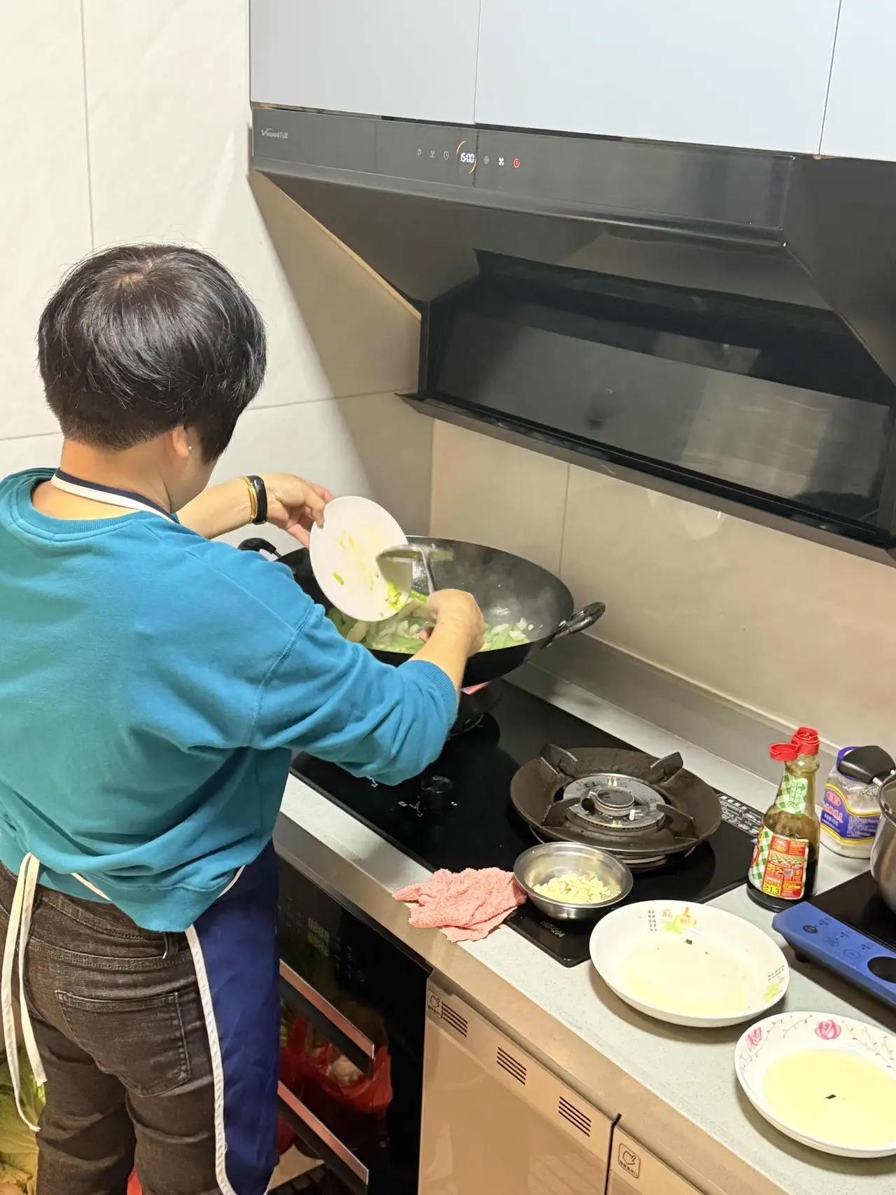 不少家庭的现状真的值得所有人深思，很多50后60后明明已经退休，本该安享晚年，却