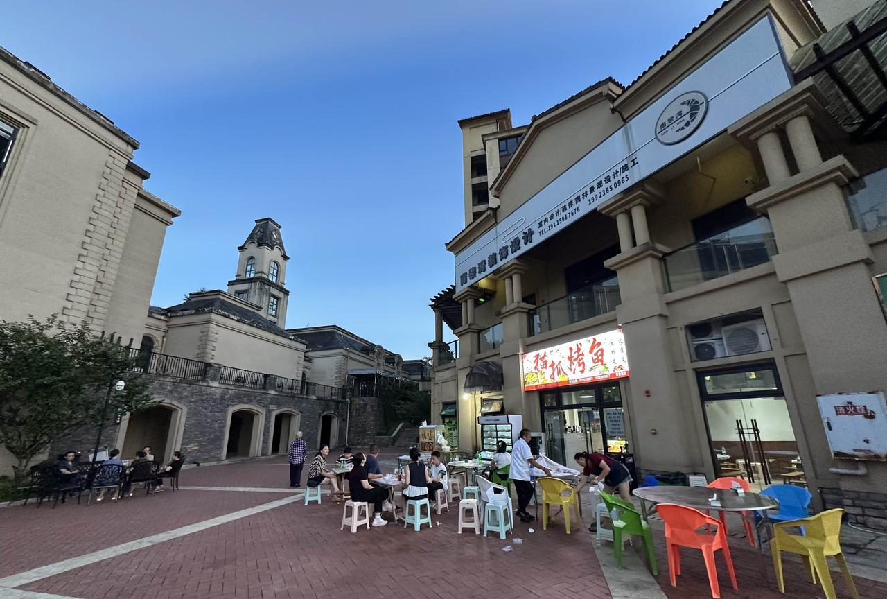 8月28日，重庆主城区40度高温，晚上的重庆主城区，依旧热气腾腾，热浪来袭！但是