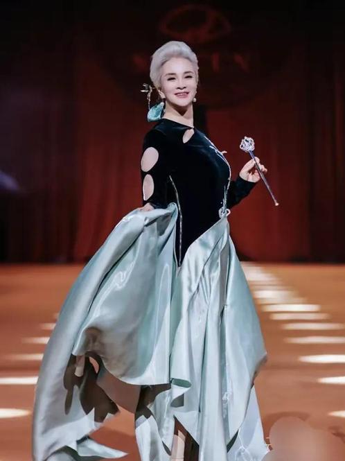 银发奶奶太飒了！两度瘫痪遭丈夫抛弃一夜白头，逆袭成超模惊艳全网于书这辈子太