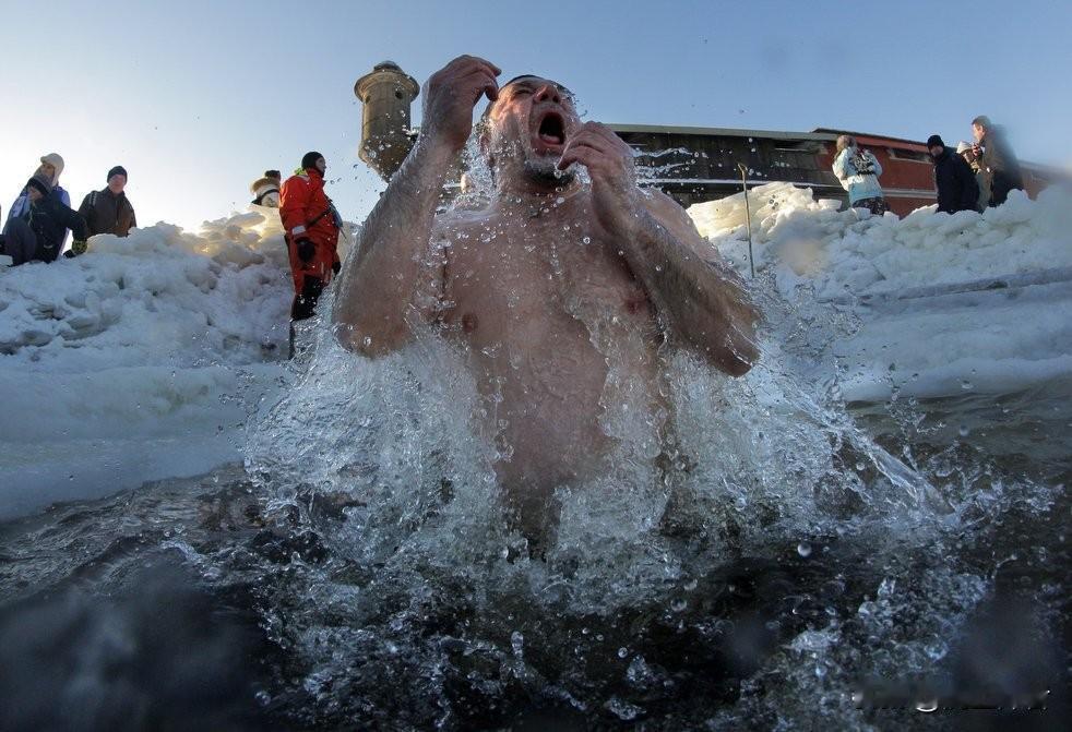 冬天到底多久洗一次澡比较合适?南方北方有差异，对此问题的答案有都褒贬不一。作为