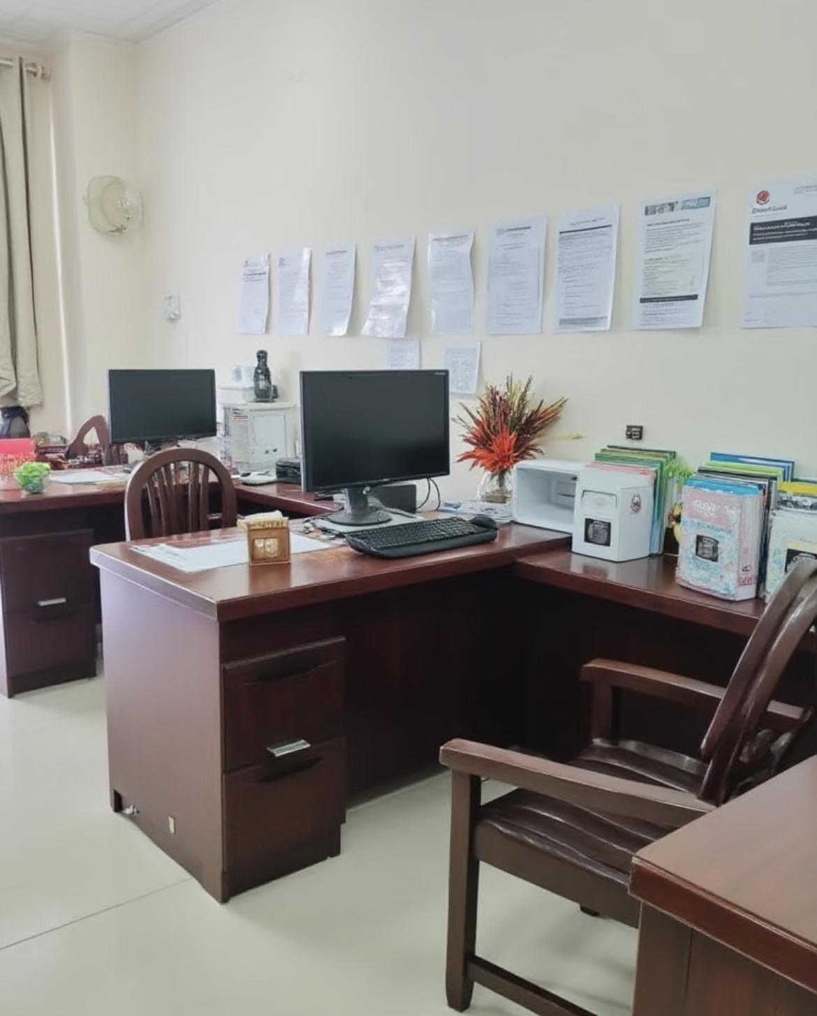 今天早上，小陈没来。办公室老周还念叨了一句：“小陈这月全勤悬了啊。”没人接话