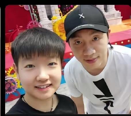 国有召，召必回。许昕做到了。那些生意伙伴说他傻，黄金档期说扔就扔。他们不懂，