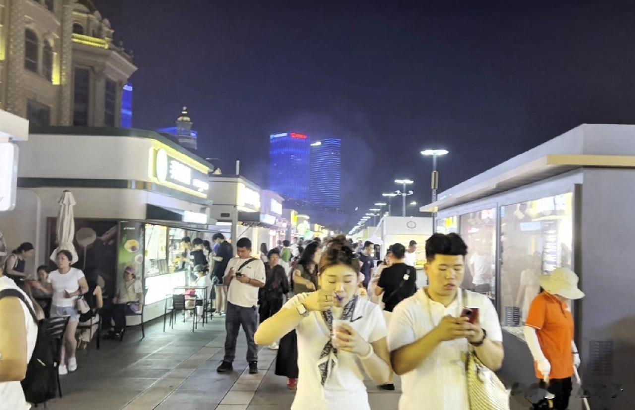 昨晚（周四）数千人游大连东港！这才是星期四，7月16号晚上的8点，东港的人流