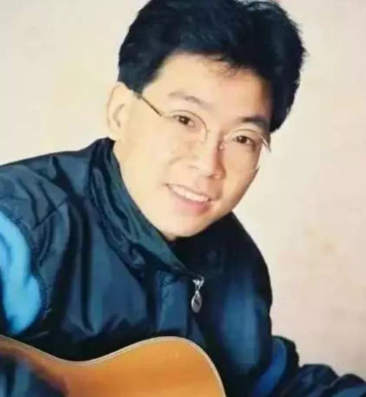 1982年，张明敏唱完《我的中国心》后，被香港乐坛除名，正当他心灰意冷准备回电子