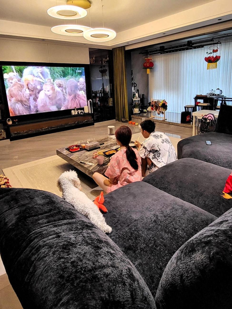 公婆对我们的托举物质方面：我们买第一套房子时，资助5万；我们买第二套房子时