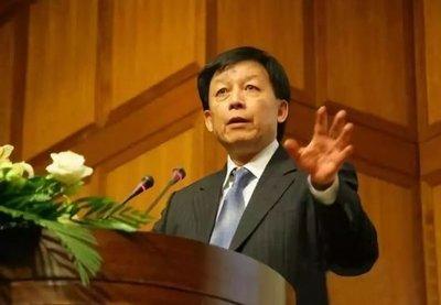 一天易中天在厦门大学上课时，一名女生突然站起来冲他大声表白：“易老师，我想嫁给你