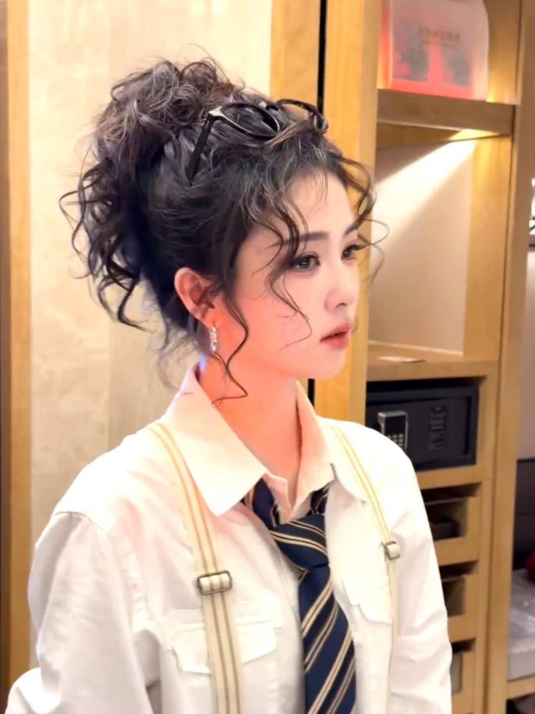 今天背带裤版白鹿好有少年感哇白鹿白衬衫背带裤造型白鹿卷发背带裤造型