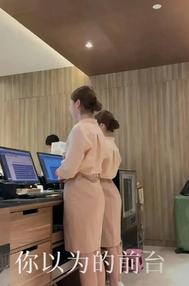 为什么不配几个凳子，是买不起吗？[呲牙笑][呲牙笑][呲牙笑]