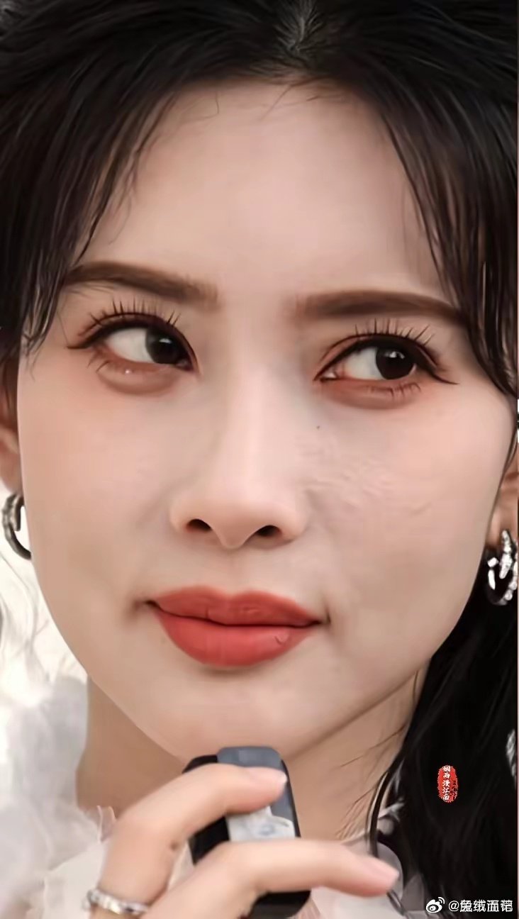 看到孟子义的怼脸照，突然释怀了，再漂亮的女明星也跟普通人一样
