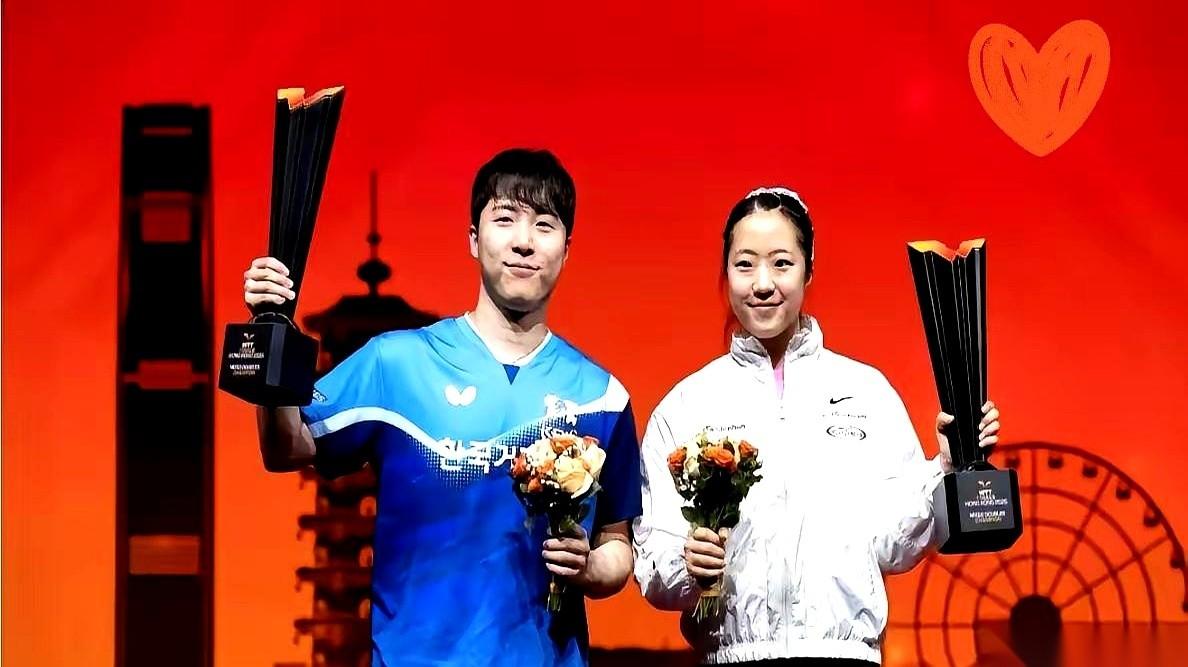 奖杯？看都没看一眼。林钟勋把那金灿灿的玩意儿往队友申裕斌怀里一塞，转身就去扶那