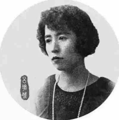 1901年，18岁的<em>吕碧城</em>想要跟舅舅秘书的夫人去天津读女子学校，于是去问舅舅，谁