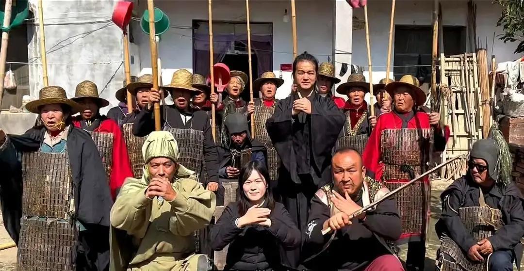 20元片酬，70岁老农演关羽爆火粪勺当偃月刀，锅盖做盾牌，河南鲍小光把《三