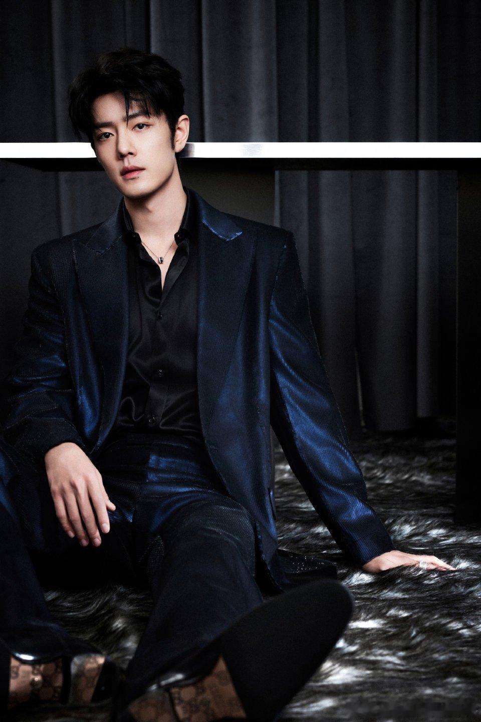 肖战第二套造型出图，蓝的流光溢彩丝绒好有韵味