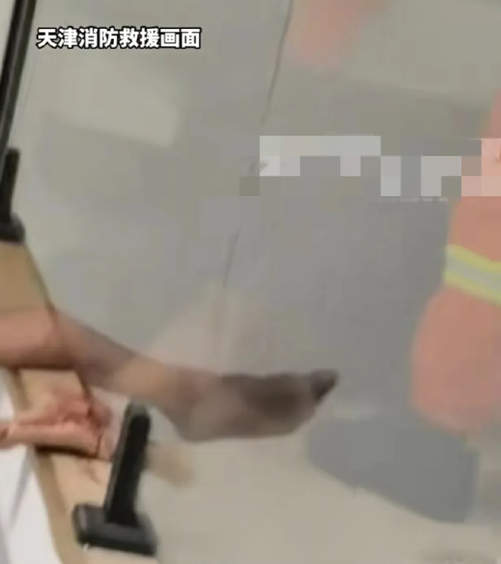后怕！天津一独居男子在家滑倒后双腿卡在玻璃护栏后发烧晕厥，好友察觉他失联数日后慌