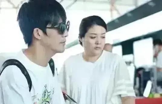 有一次，主持人好奇地问大张伟：“听说你老婆长得特别漂亮？”大张伟乐得哈哈大笑，不