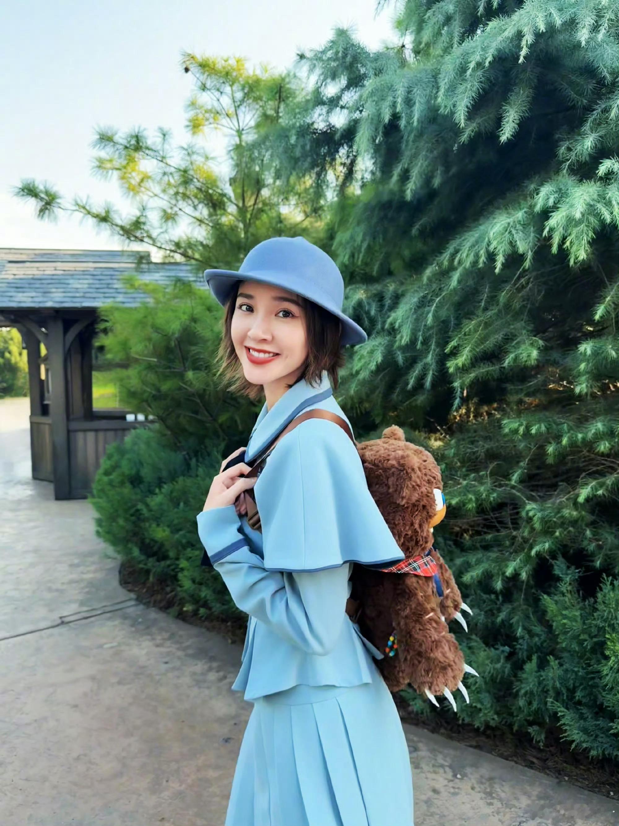 唐艺昕和女儿穿亲子装唐艺昕女儿睫毛好长母女俩亲子装+魔杖玩偶好有爱！​​​