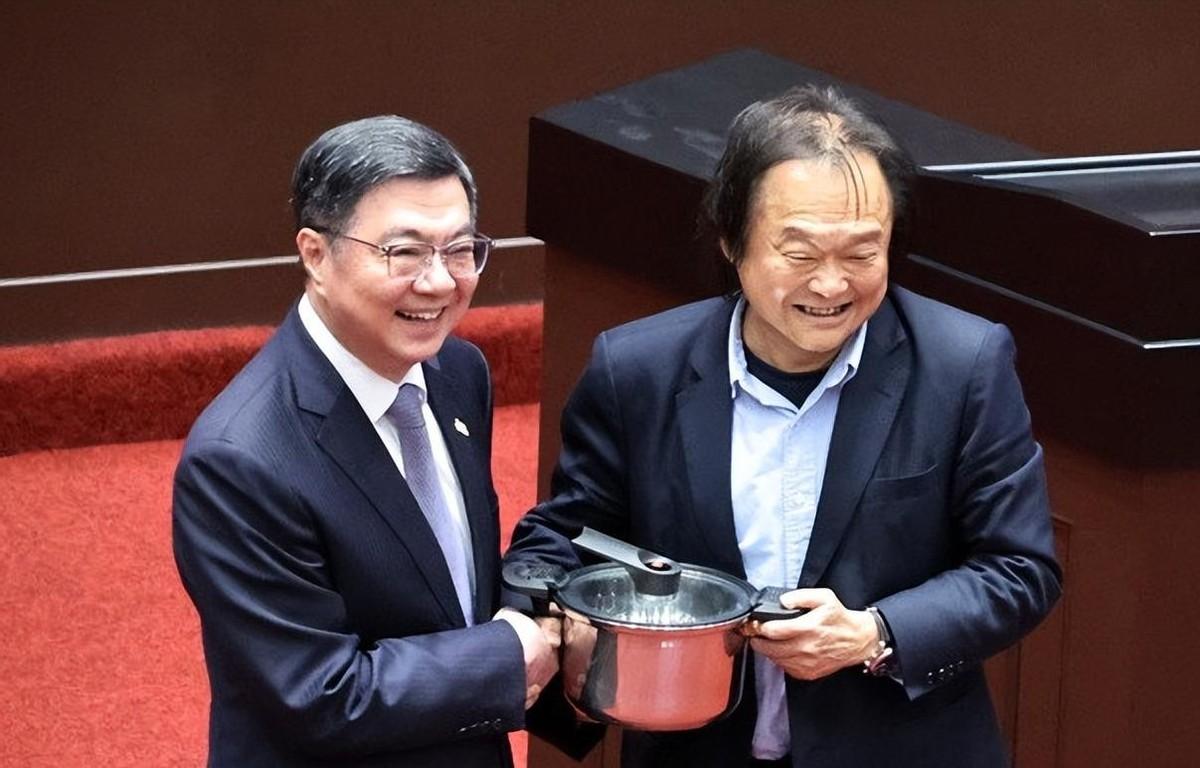 5月15日台立法机构质询现场，民进党立委王世坚又整活了。当着所有媒体和镜头的面，