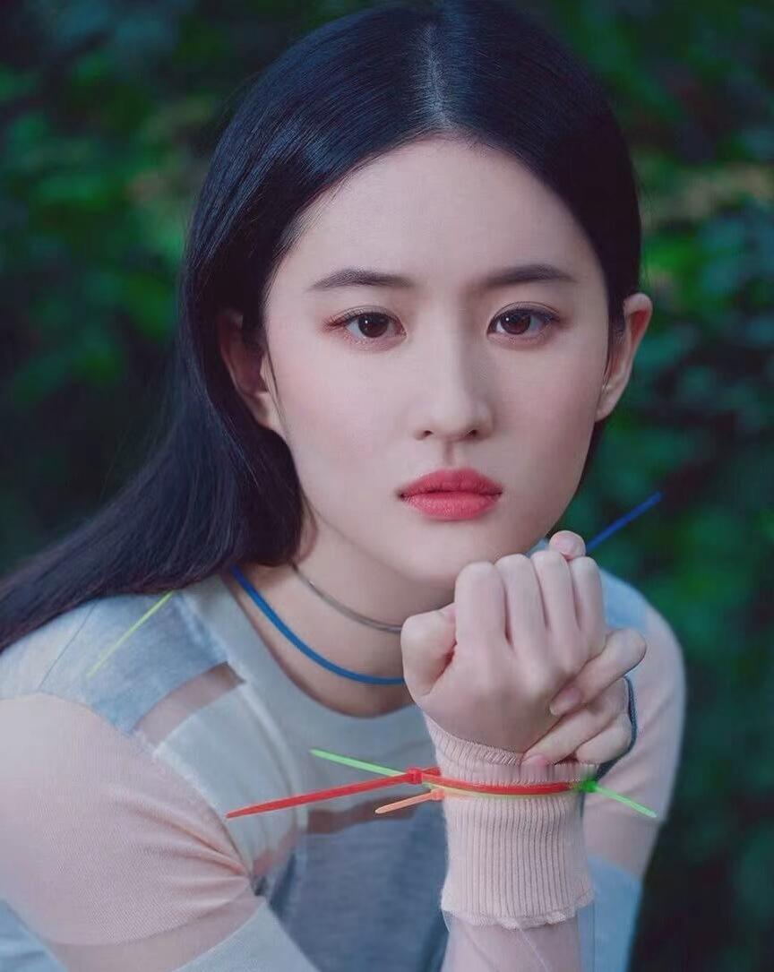 谁还在把刘亦菲的魅力局限在柔婉长发的“神仙姐姐”框架里啊。之前她留着大波浪长发