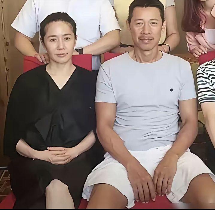 张丰毅大家都熟悉，演过《霸王别姬》《骆驼祥子》这些经典作品。很难得看到他和