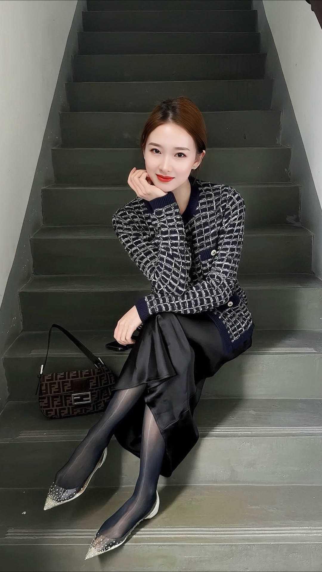 知性美女穿搭分享黑白格纹针织开衫自带复古知性韵味，经典纹理勾勒利落轮廓，珍珠纽扣