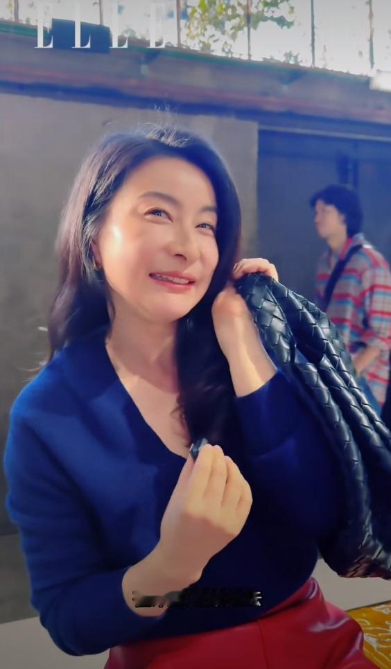 哈哈，郭晶晶好可爱啊！在米兰时装周，郭晶晶被采访时，她的表情非常的可爱，把少
