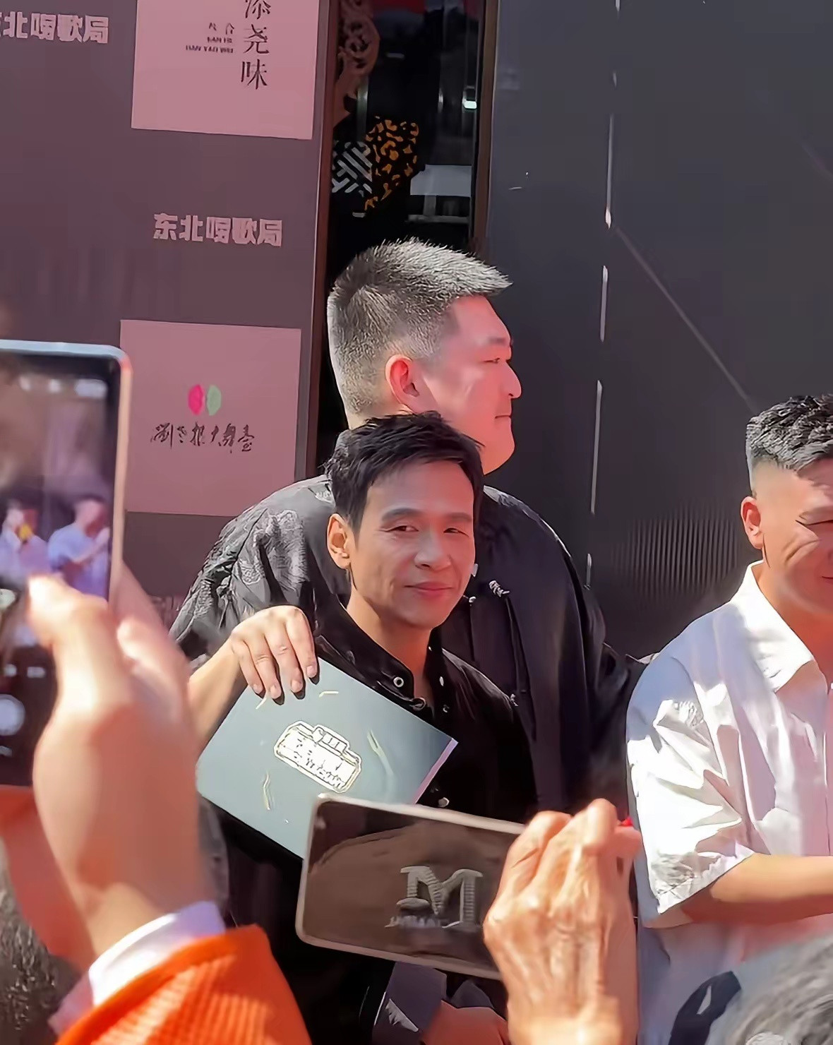 宋小宝现身沈阳，瘦的一脸苦命相，差点没认出来。一身黑色中式褂子，脸白了不止一度，