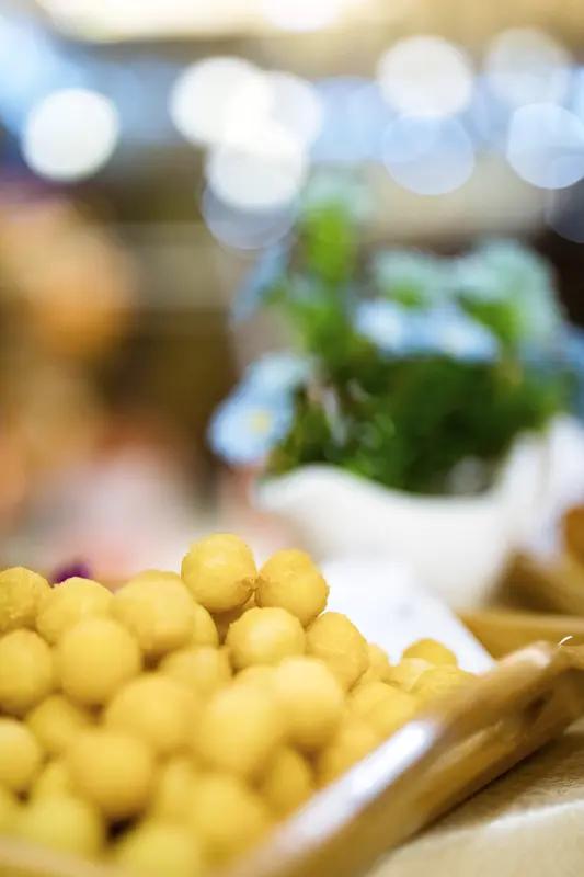 这女子自助吃12个汉堡被拒接待的事儿可太有看头了。女子团购79.9元自助餐，第一