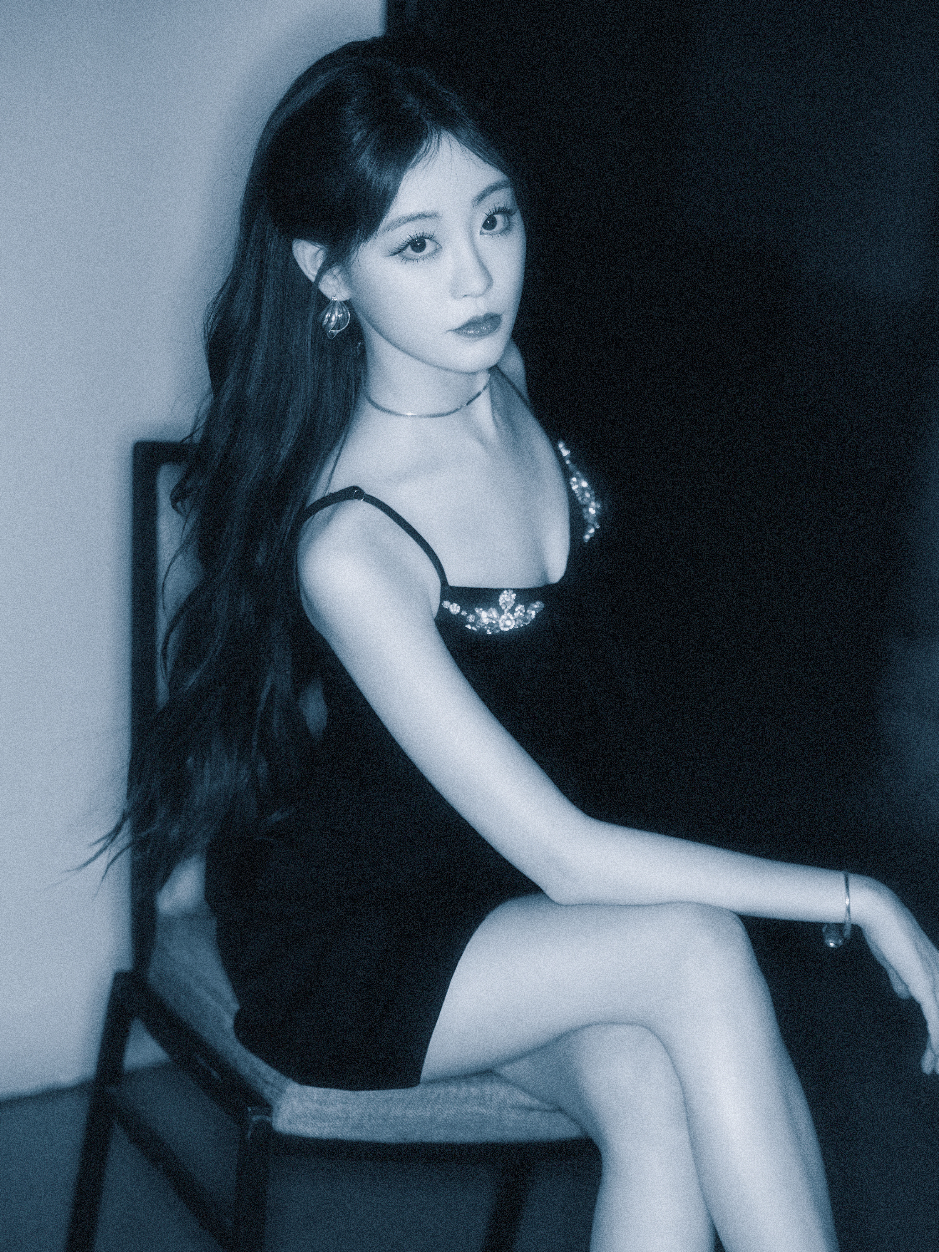 汪铎祝绪丹在这拍恋综呢祝祝黑色吊带短裙大长腿黑色一字带细高跟