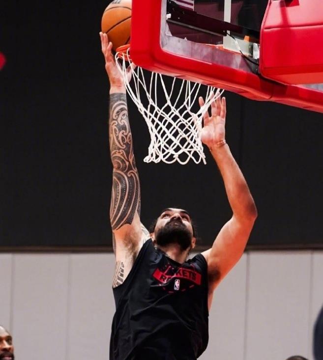 虽然火箭队本赛季输给过不少弱队，不过，自从伊森和芬尼·史密斯复出之后，火箭队的战