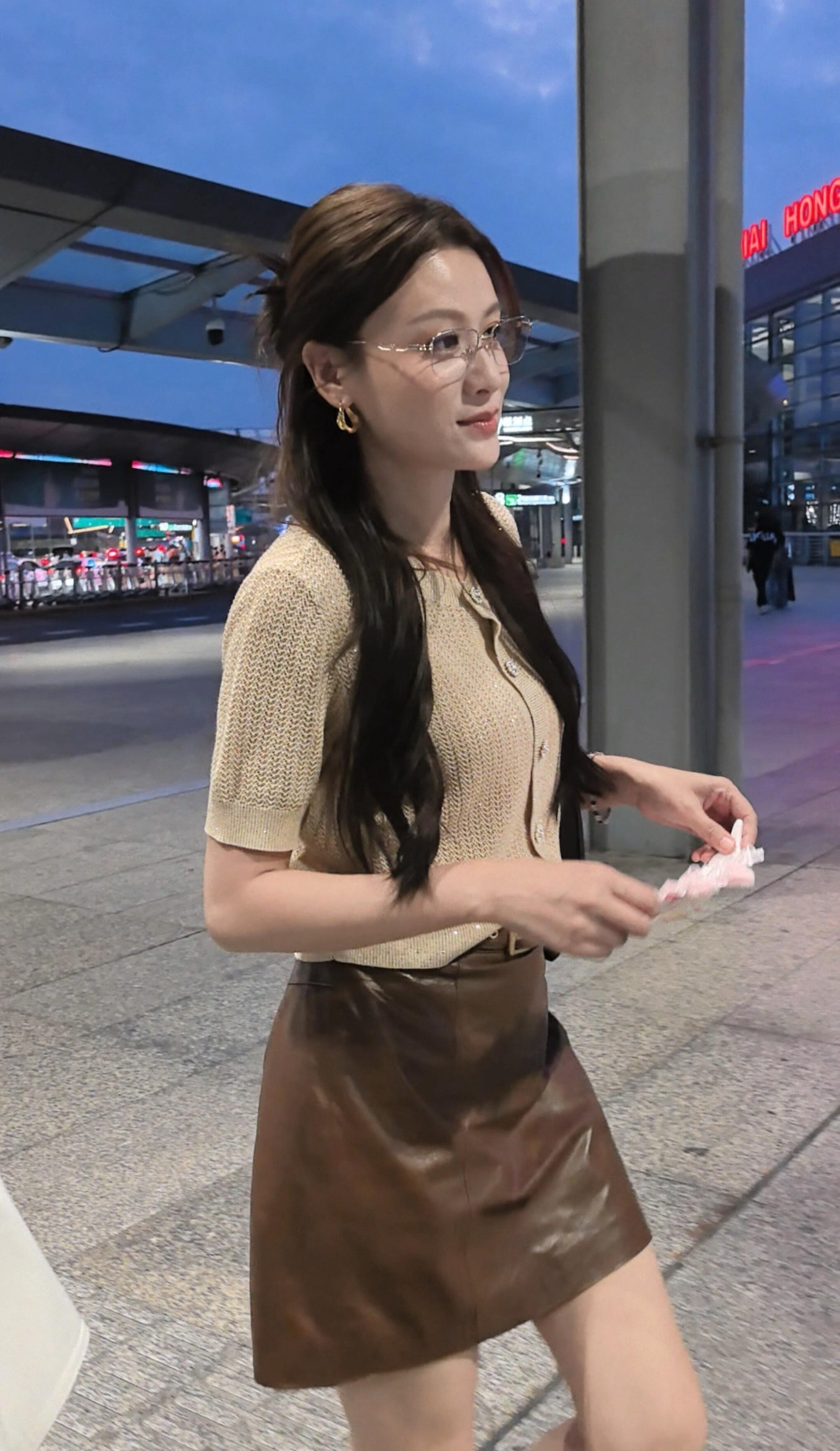 又被叶一茜美到了，复古美拉德穿搭很优雅！浅金色细闪针织短袖搭配咖色皮质短裙，柔和