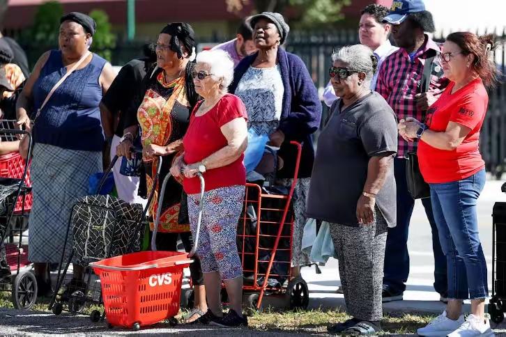 冰火两重天：一边是数百亿地烧钱，一边是排队领救命食品。美国为何会出现这种情况？