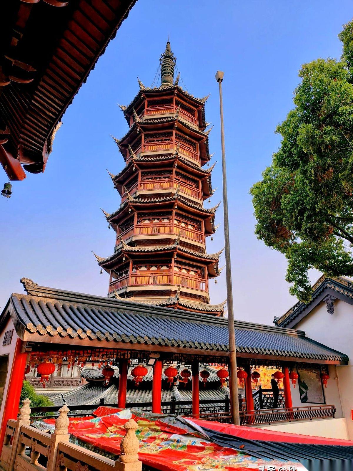 刚踏进无锡南禅寺，还没站稳，背后就传来一句：“要关门了，师傅，麻烦往外走。”我