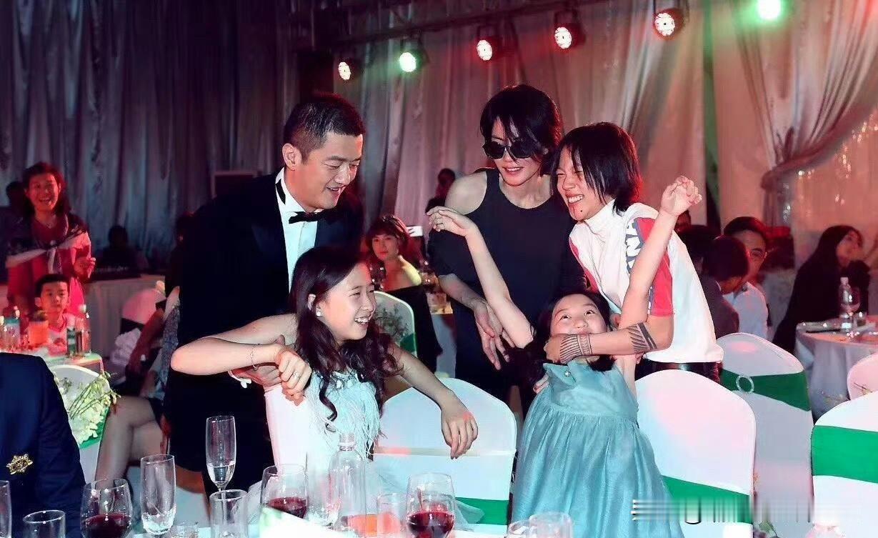 这是李亚鹏人生中最想定格的时刻吧！那时36岁的他，虽说已与王菲离婚四年了，但昔日