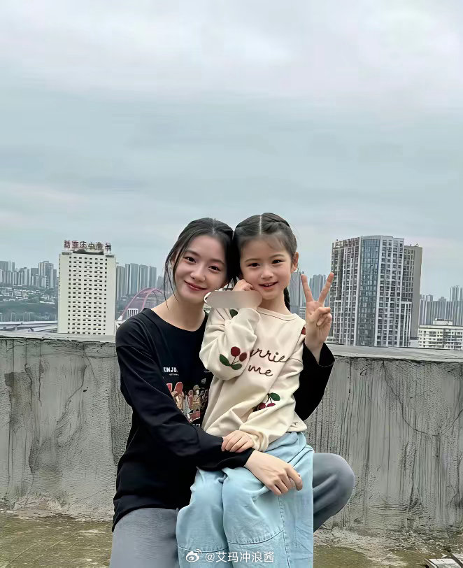 天呐刘浩存和周也的头居然和小孩子差不多