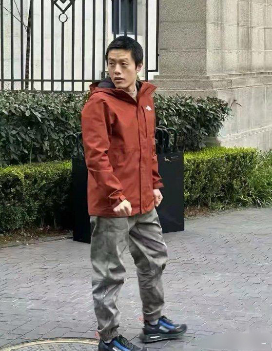 不愧叫饺子导演🥟，这么好的一身行头，硬生生的被他穿成了馅儿。​​​