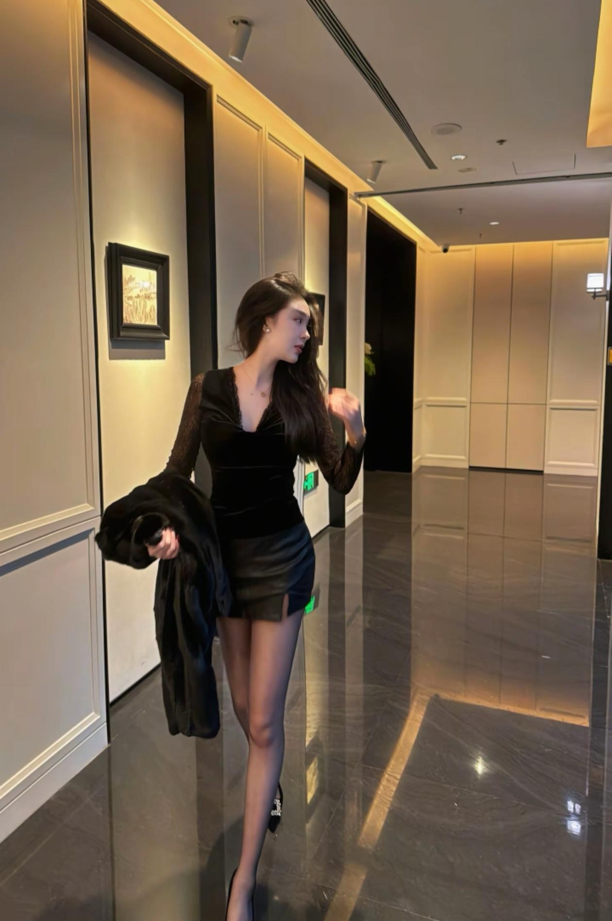 优雅黑裙，自信步伐，都市女性风采