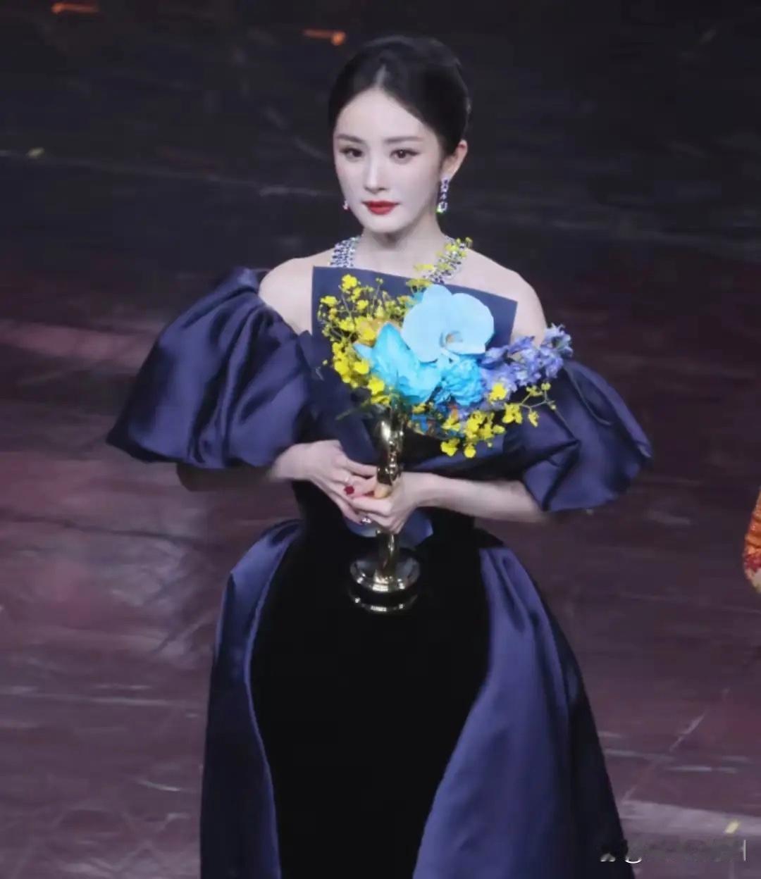 微博之夜，主办方安排失误。杨幂被推到了舆论的风口，抢C位的帽子扣了下来。她没