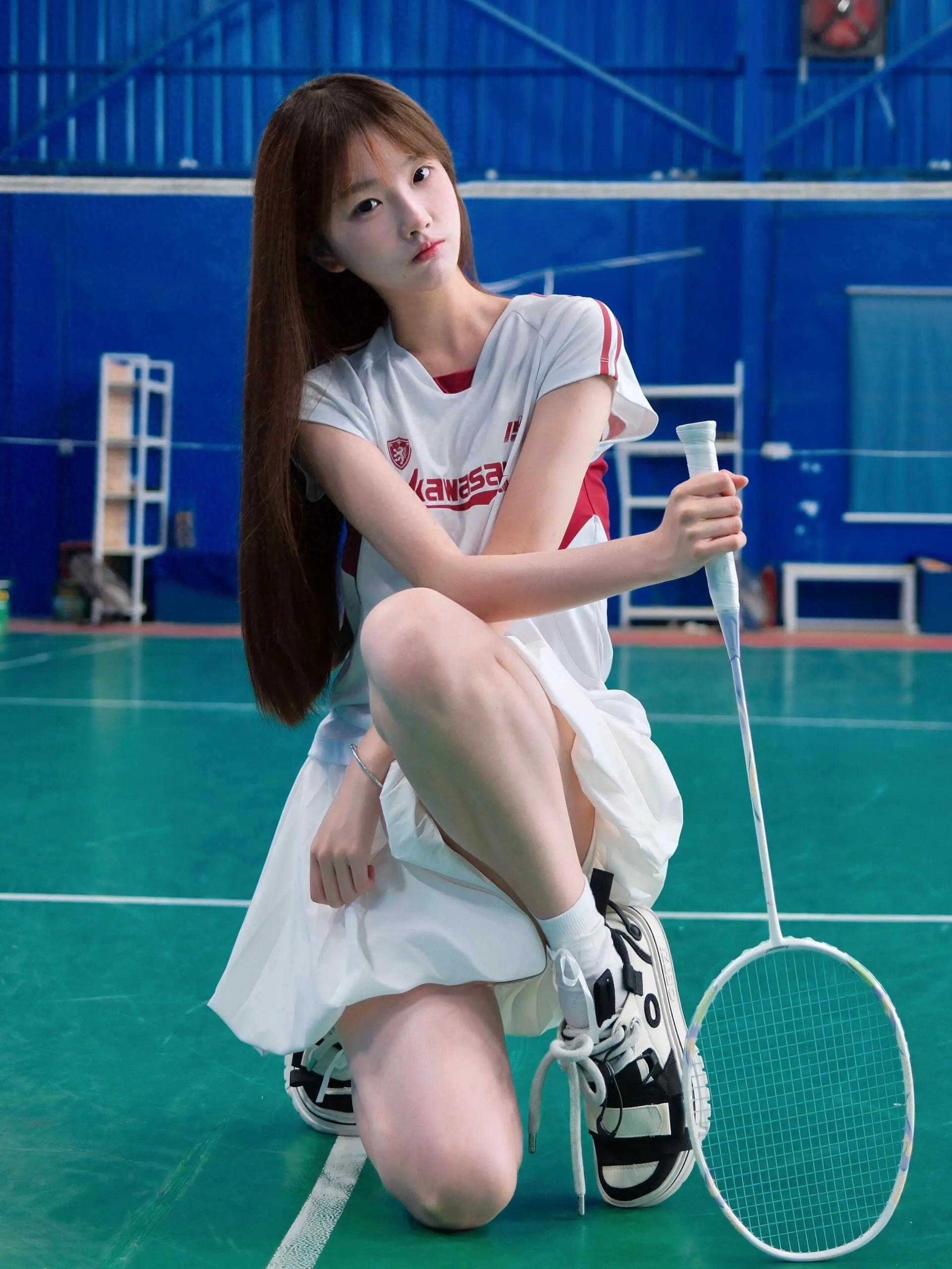 清纯活泼的运动系短裙小美女
