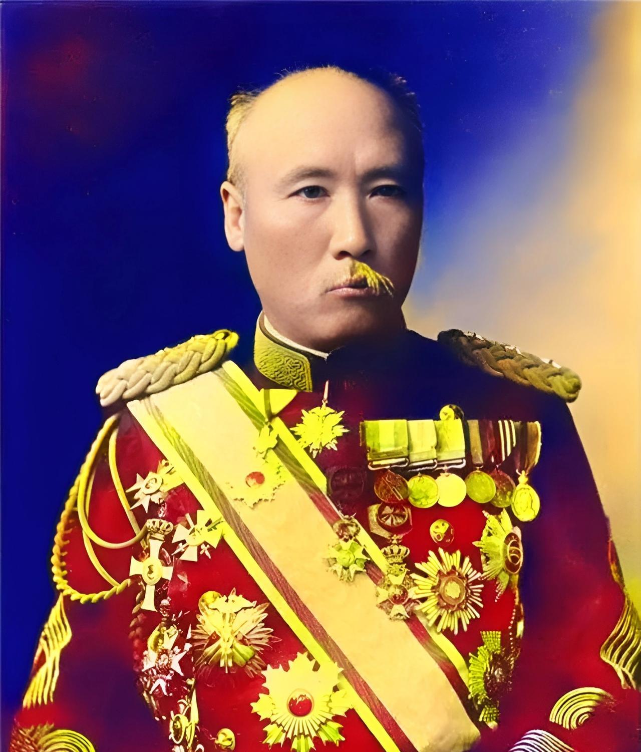 这名日本大将曾坚定认为清政府根本不是日本的对手。他精通五国语言，曾乔装成中国人，
